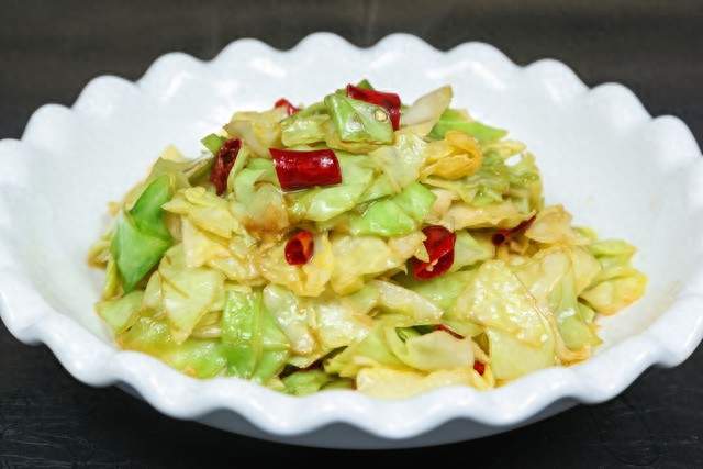 圆白菜别再清炒了！这样做香到停不下筷子，连汤汁都有人拌饭吃