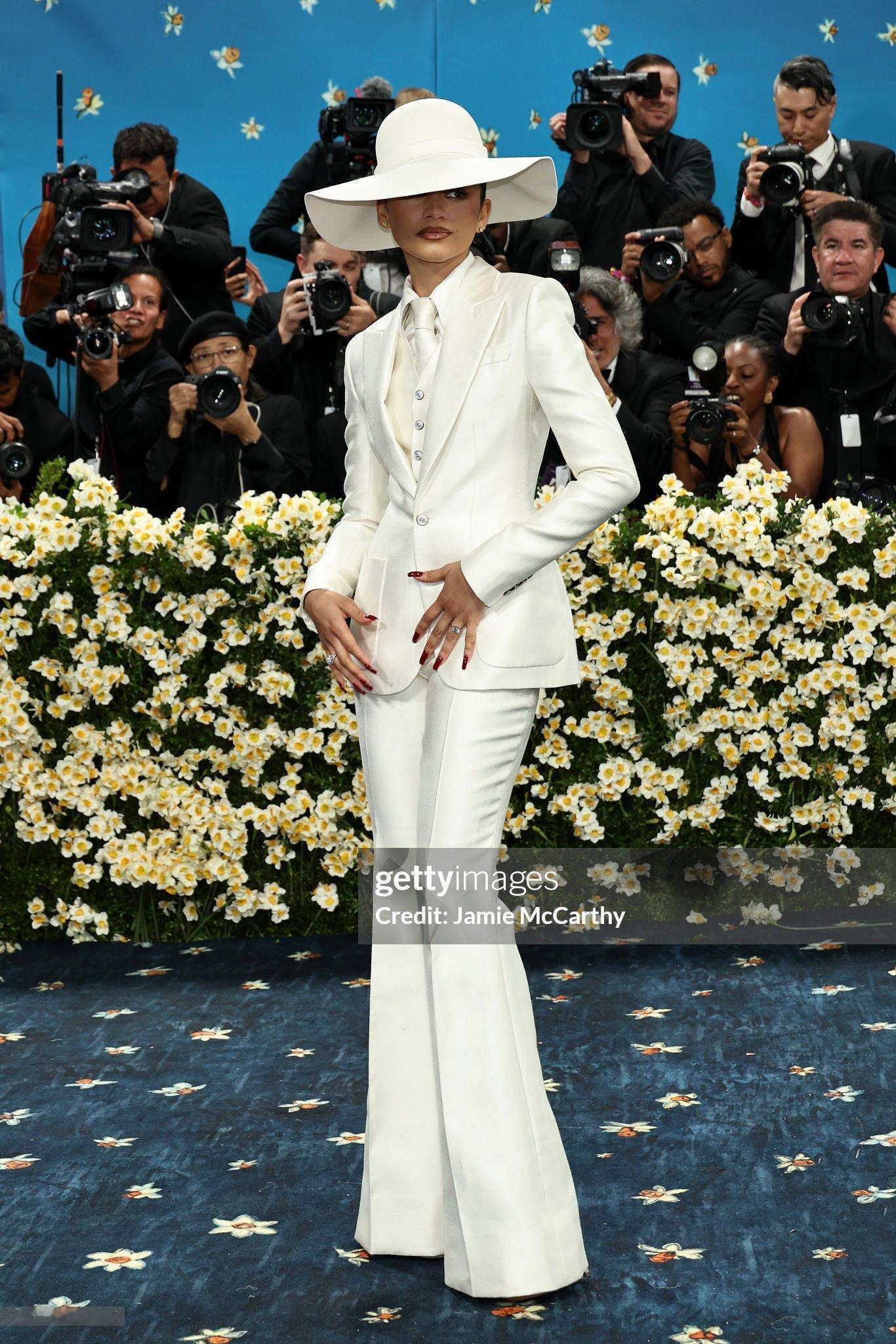 Zendaya 身穿 Louis Vuitton 抵达 Met Gala 红毯 