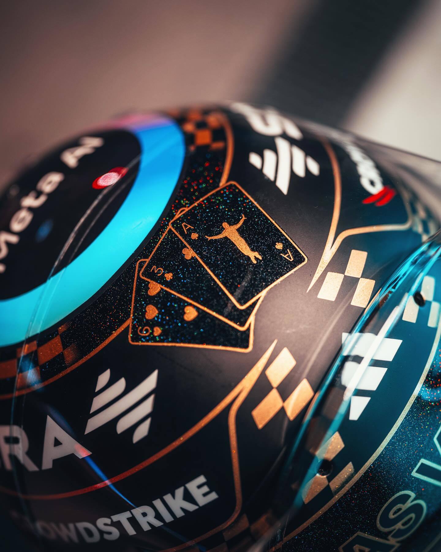 拉塞尔的拉斯维加斯大奖赛特别版头盔，满满的T-Pose