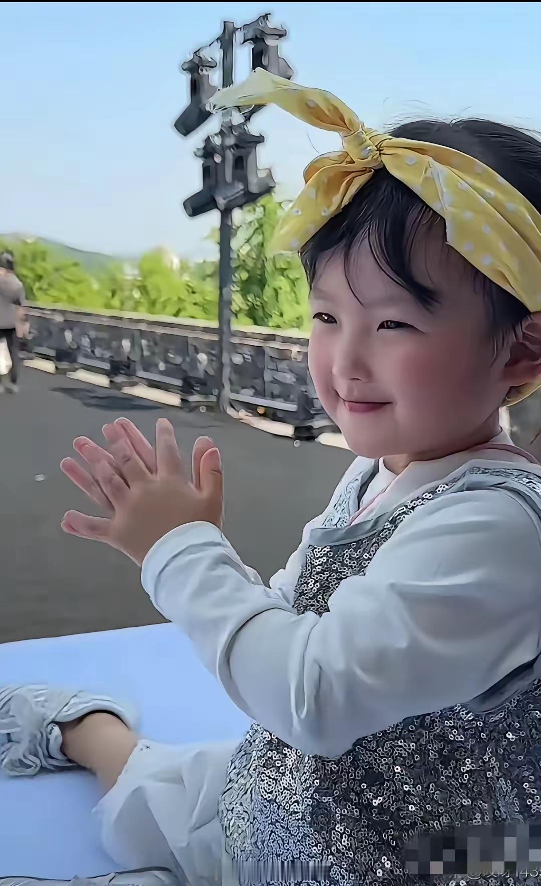 黄一鸣带着女儿闪闪落地江苏（南京）参加中国国际时装周！昨天是小模特们彩排，只见三