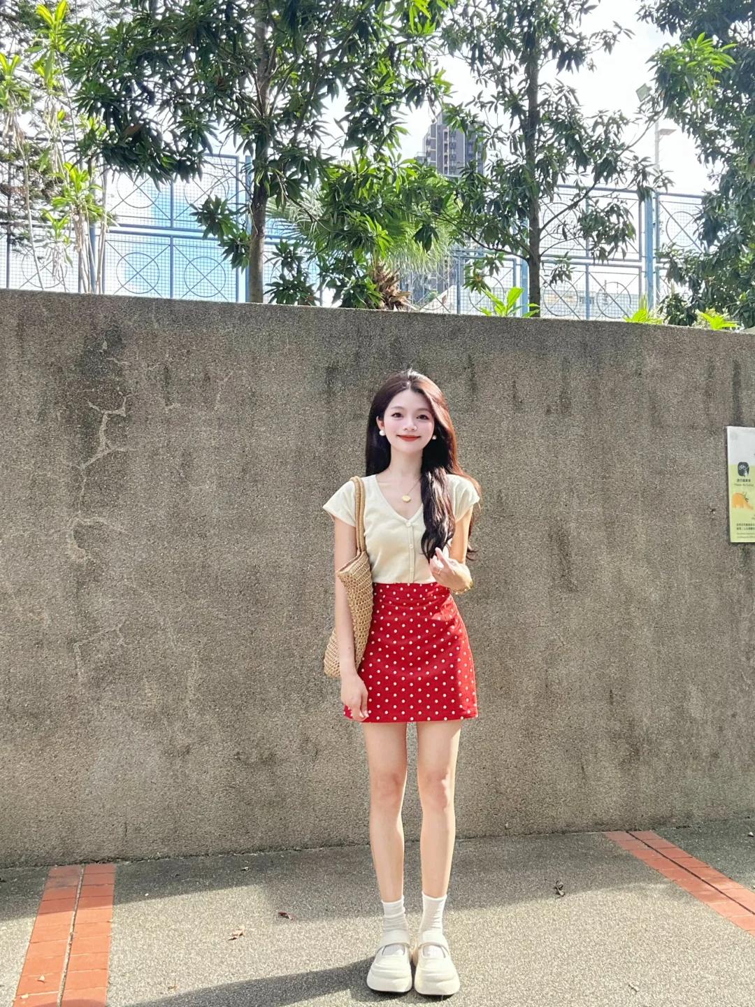 #夏日生活打卡季#🌞夏日小个子显瘦秘籍，甜美来袭！🌸
淡黄色V领针织开衫，温