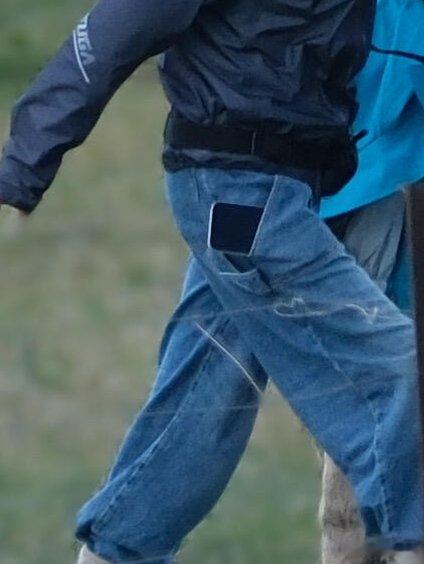 感觉辛芷蕾手机下一秒就要掉出来了向野的我们向野的我们路透，辛芷蕾手机看着快要滑落