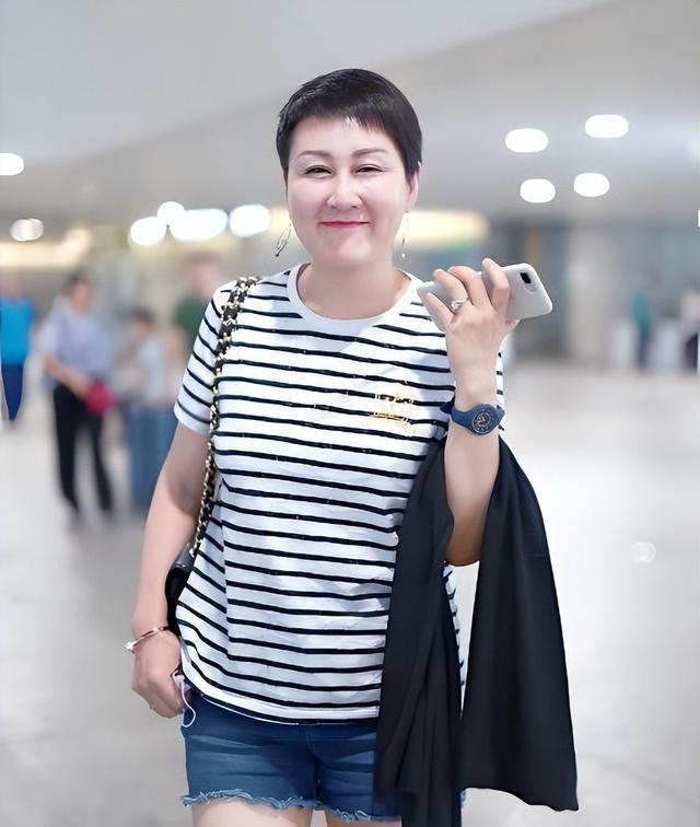 张凯丽那件黑白条纹T恤配上牛仔短裤，再加那头利落的超短发，整个人透着股年轻人才有
