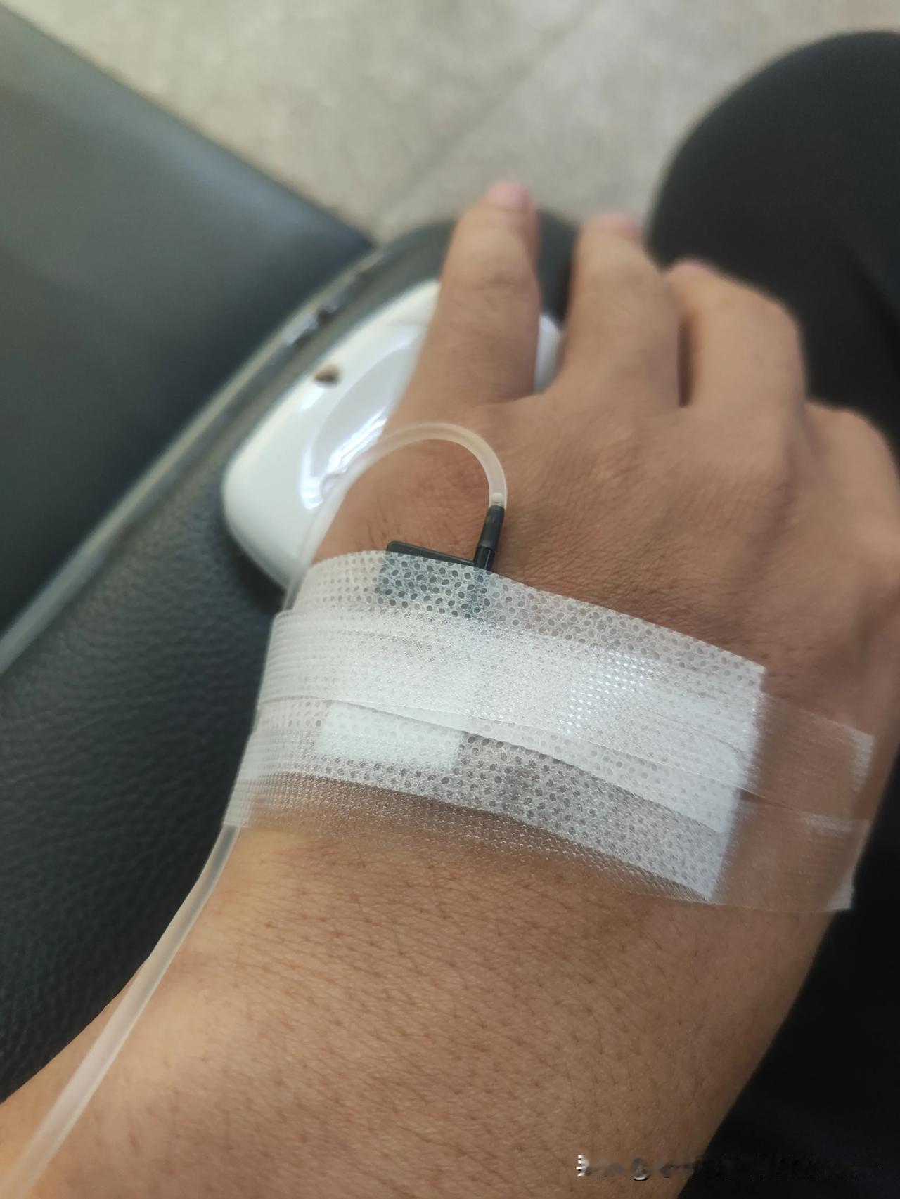 我已经服老了，以前感冒发烧的症状从来都不打针吃药。现在倒好直接上颜色这么深的啤酒