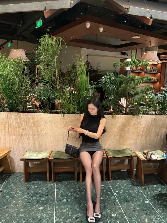黑丝是穿搭的灵魂