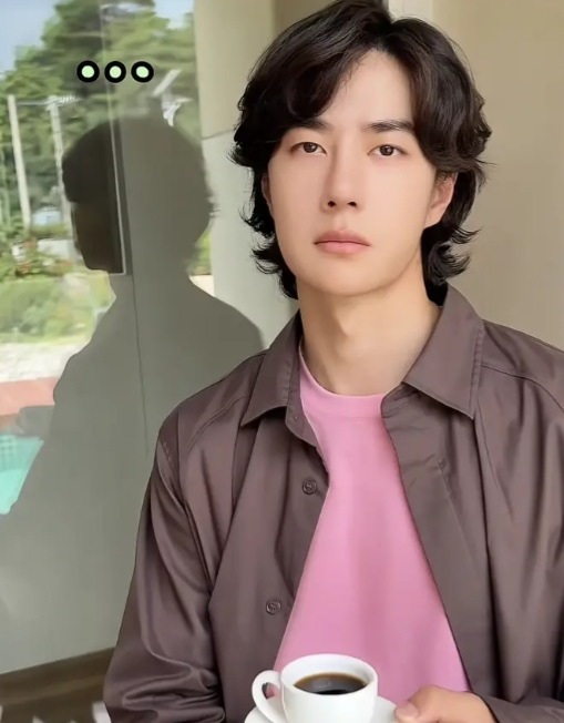 我笑的昏倒，你看王一博像开心的样子吗？哈哈哈哈哈哈😂 ​​​