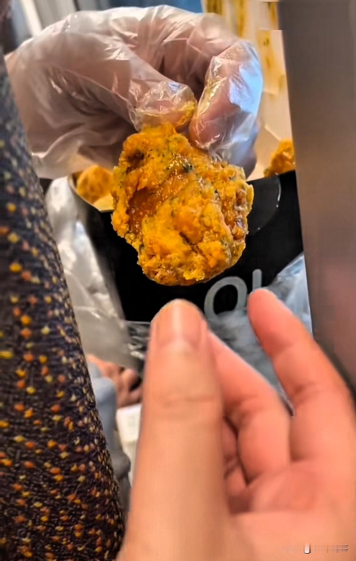 真服了这种女人！

高铁上看见人家吃东西

居然毫不客气的和人家要着吃

女子凑