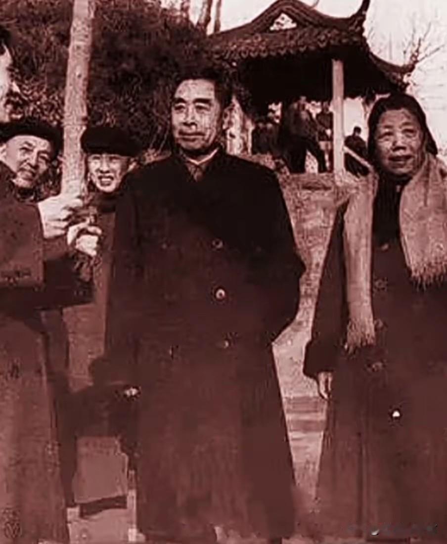 西子湖畔游园小憩，周总理与邓颖超和随行人员亲切交谈，尽显温和从容。