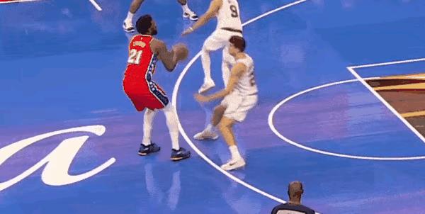 恩比德一抬腿，裁判哨就响了。
防守人没碰他，他倒先踹出半米远。
这不是投篮，是开