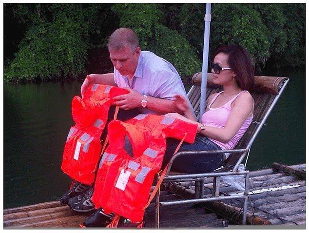 英国王室又曝猛料！安德鲁王子近日披露，与美国已故富豪爱泼斯坦的结识，竟源于一场神