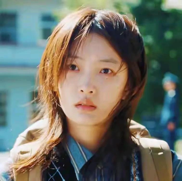 好清秀又有故事的一张妈生脸。周依然属于素颜清新，上妆高冷很有故事感的一位新生代影
