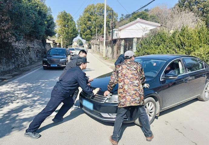 【车辆抛锚路中堵 警民合力速解围】近日，@平安郊区 铜山派出民警在辖区开展日常巡