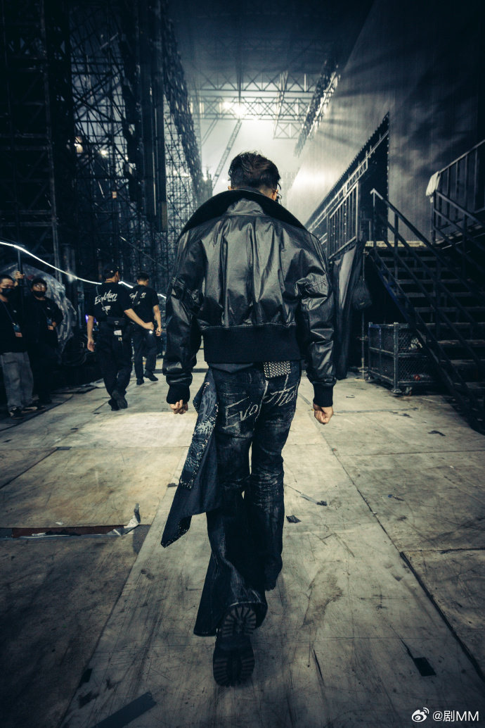 谢霆锋富有且慷慨 谢霆锋今晚继续，建议加场！谢霆锋今晚继续