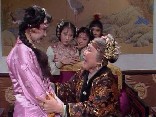 开始时只是当成一个亲戚女孩子来喜欢，喜欢她的漂亮、聪明、活跃，所以才会“逼着”王