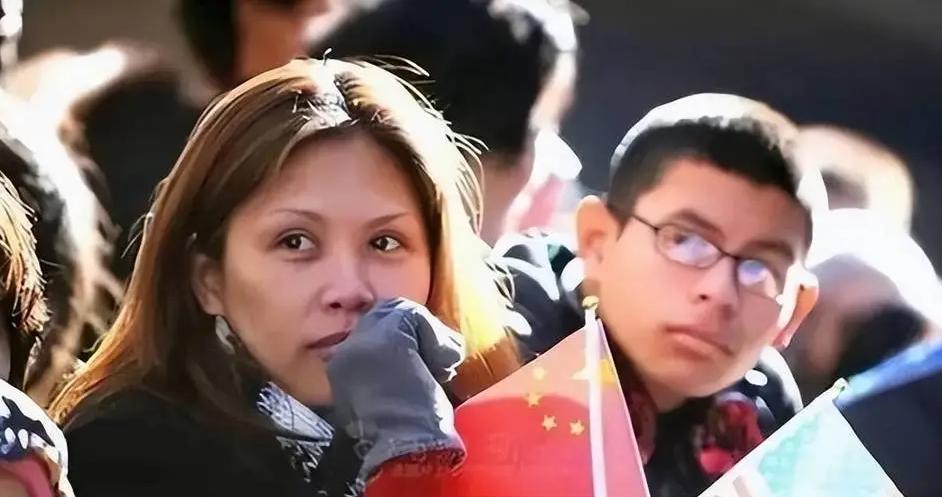 美国右翼播客Timcast IRL近日陷入争议，节目联合主持人伊恩·克罗斯兰在讨