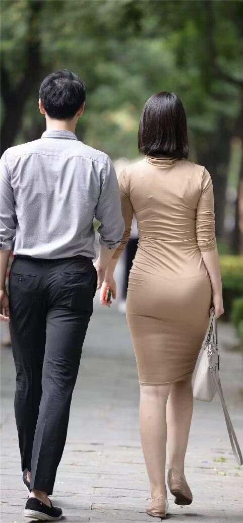 幸福是什么？幸福就是和喜欢的人在一起吃很多很多顿饭，走很多很多的路！