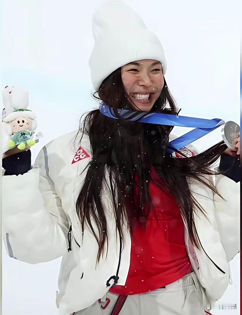 这个韩国裔的美国运动员，得了块银牌也是很开心的，看起来也是比较高调的，性格也是比