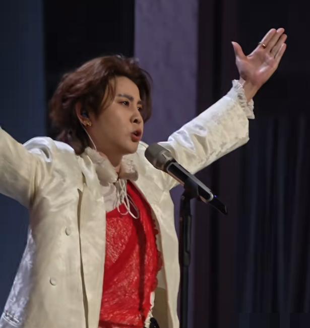 我表姐去现场看过王濛的初舞台录制，
她说王濛根本不像电视上的那样。
以前总听人说