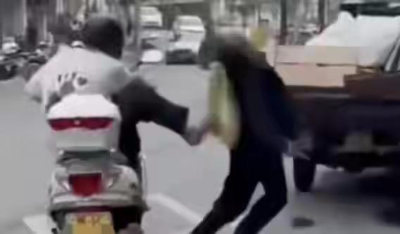 不作不死！恶意伤害拾荒老人者已被处罚，其中刑事拘留1人，行政处罚2人。2月12日