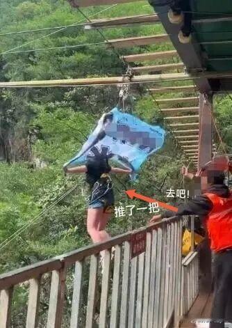 “没绑紧，没绑紧…”女孩连喊三没绑紧！

工作人员却没叫停，而是对她喊道：放开胆
