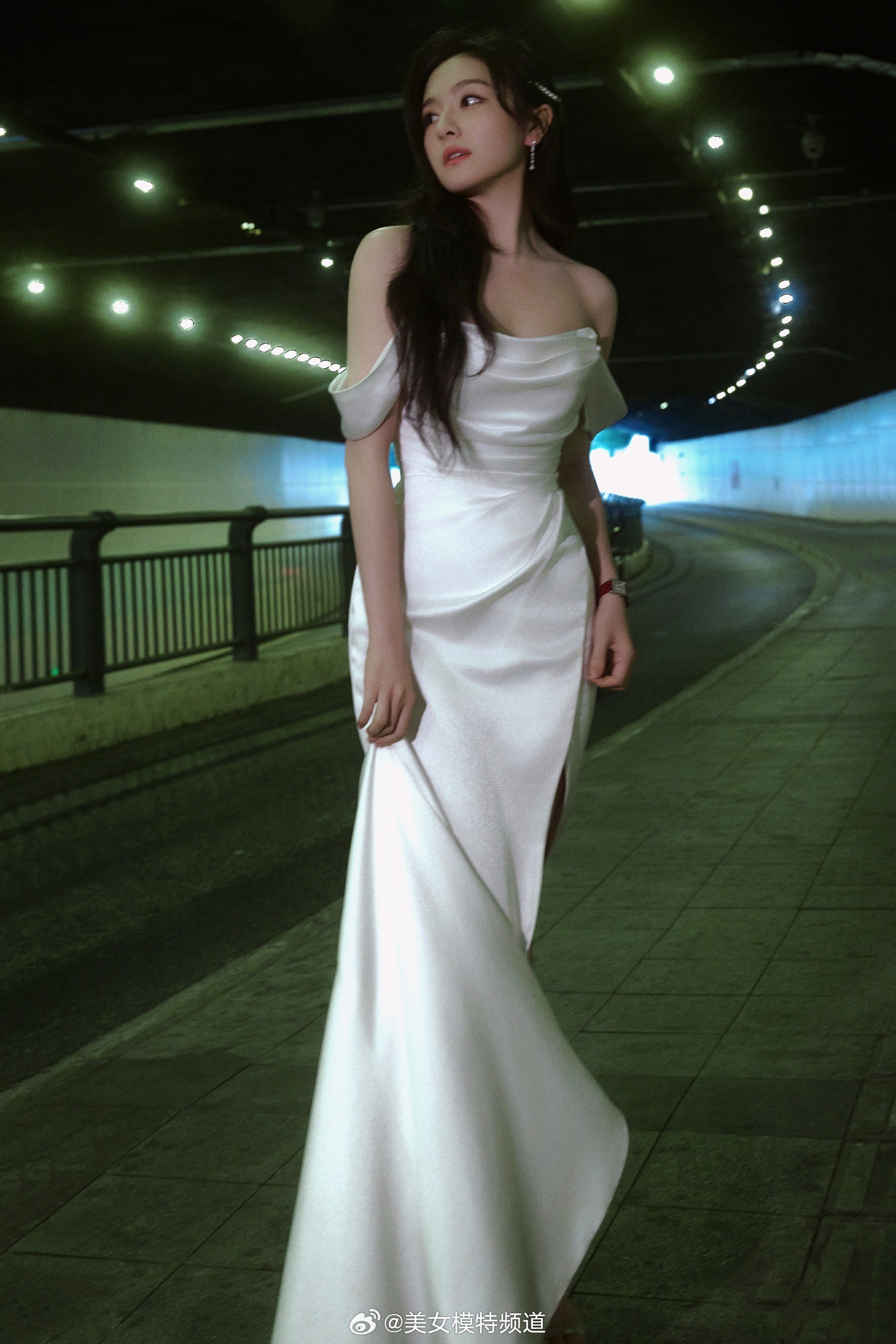 李兰迪留了长发的小姐姐 