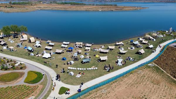 2026年清明假期，全国范围内的消费热潮不仅是数字的跃升，更是社会信心与活力的集