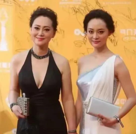 这母女俩太像了，太漂亮了吧！颜值都好高，这就是基因的强大。[赞][赞][赞]
妈