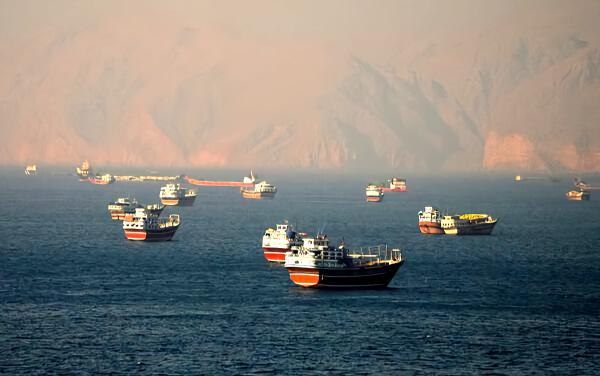 海峡每天通过800万桶石油（约战前一半），美国总统特朗普称美伊正在“半谈判”，不