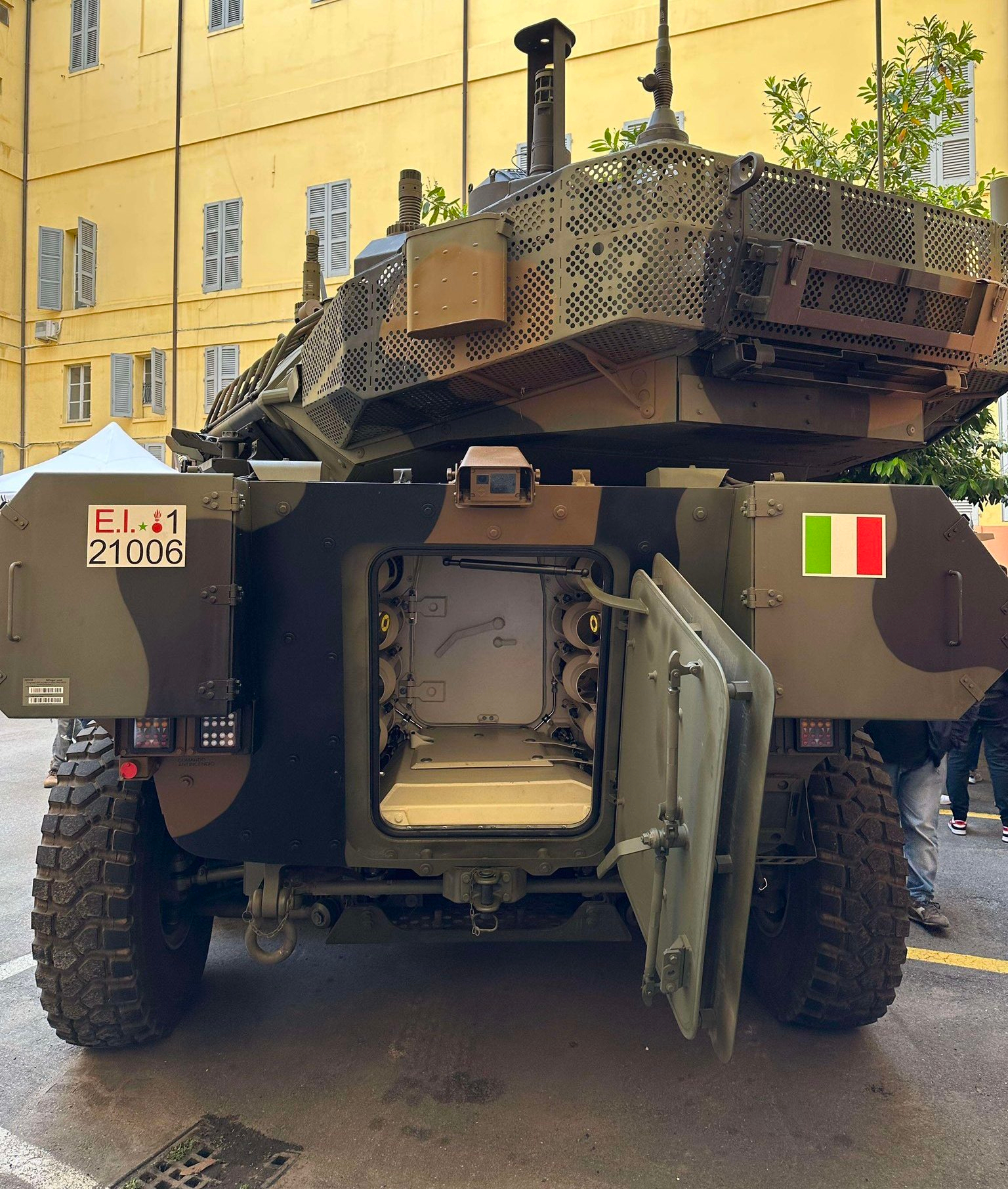 每天认识一件兵器 半人马座II车体后部的弹药舱，与乘员舱之间还有防爆门进行隔离 