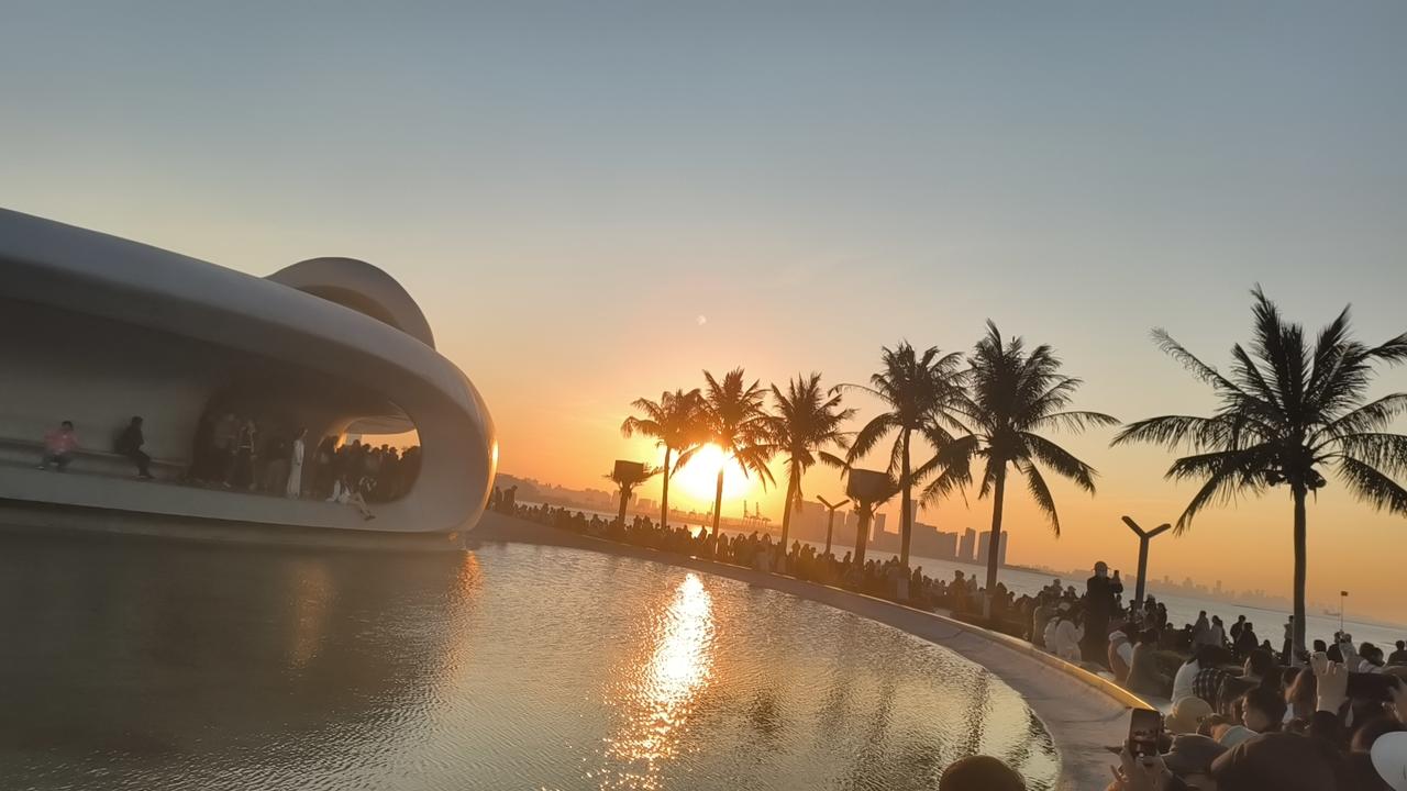 我今天又干了件招笑的事。这两天到10多个快递，大大小小的纸壳箱子我没舍得扔，下午