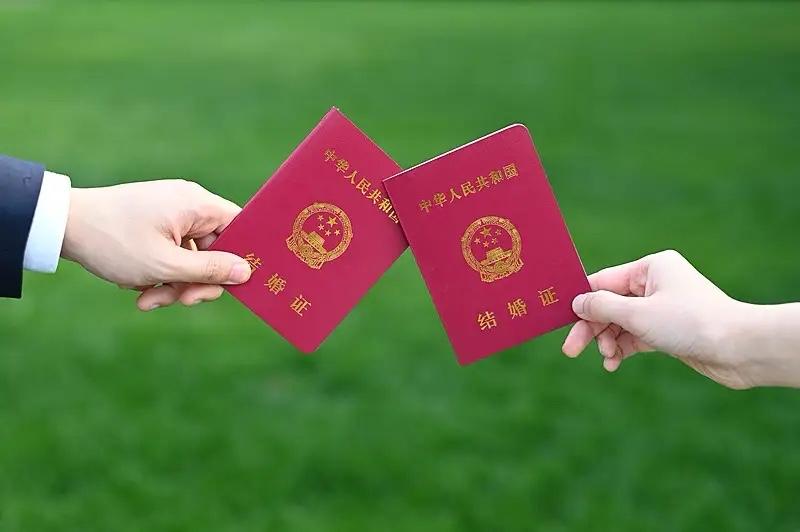 银行能办结婚证了

最近“银行可以办结婚证”冲上热搜，不少网友第一眼以为银行接管