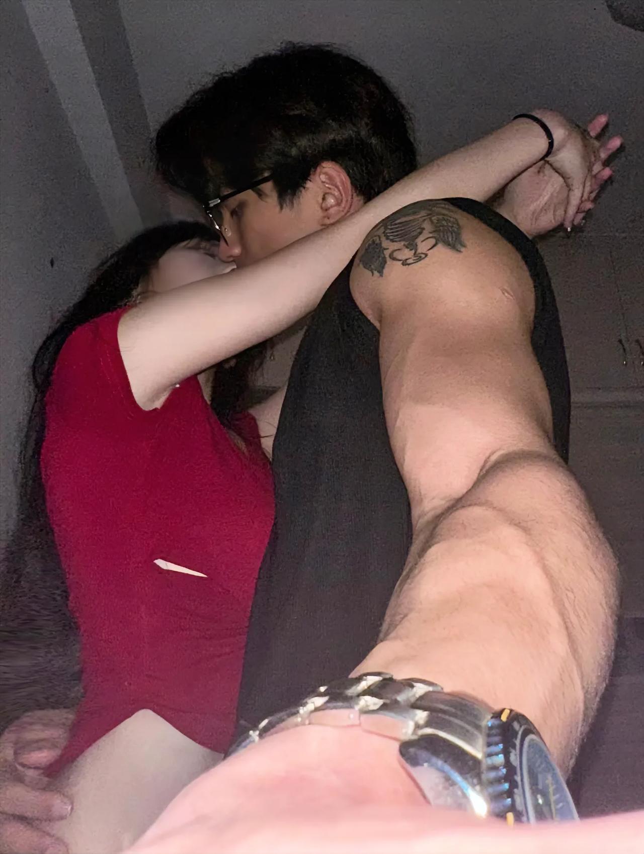 第一次被壁咚，舌吻诶，没经过我同意怎么就……哼！好讨厌这种自以为是的男人，那是人