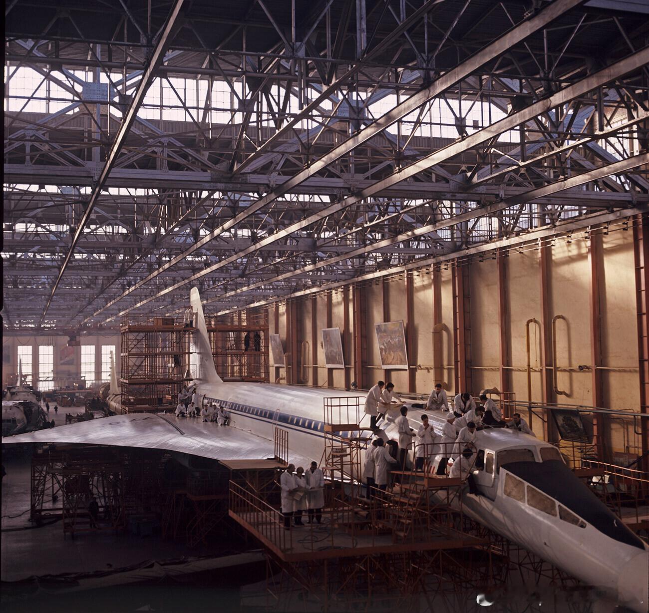 组装图-144超音速客机历史影像