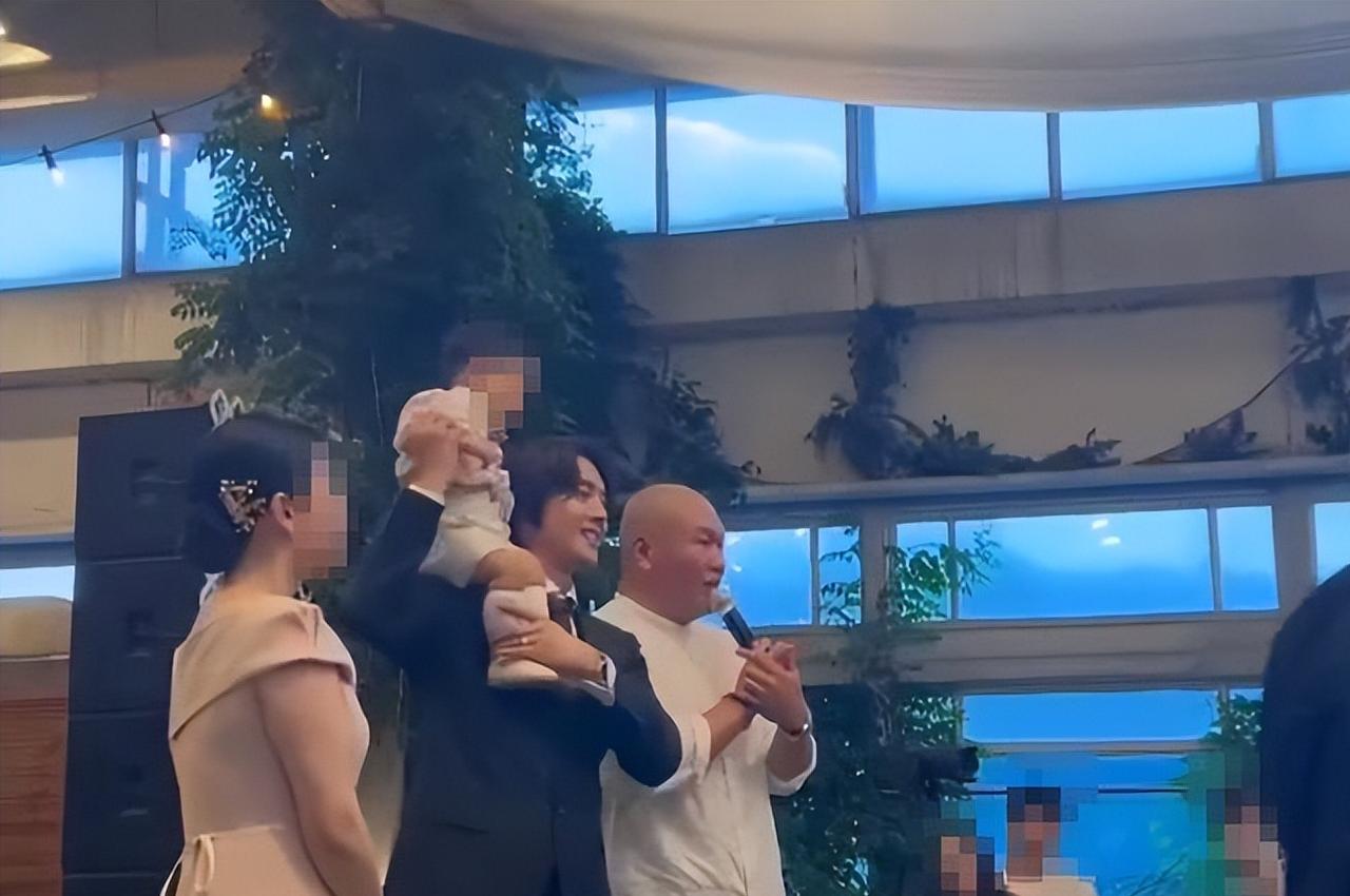 金贤重近日为儿子举行周岁宴，老婆、儿子的正面照曝光。 