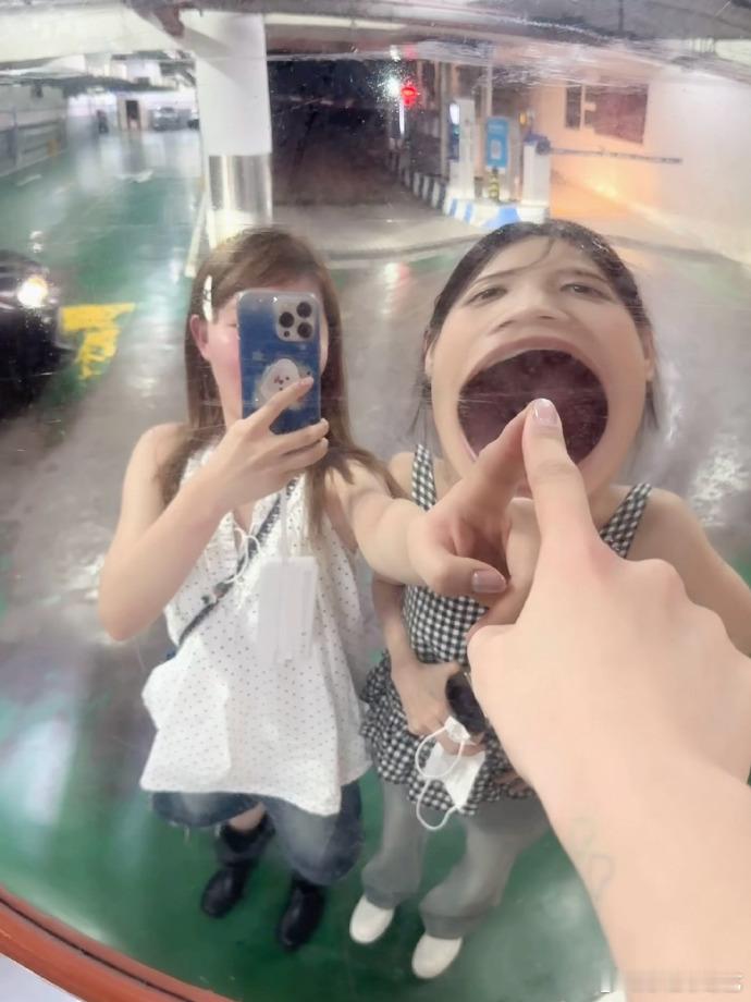 李一桐迪士尼玩开心了  李一桐迪士尼玩开心了，隔着屏幕都能够感受到了快乐的心情了