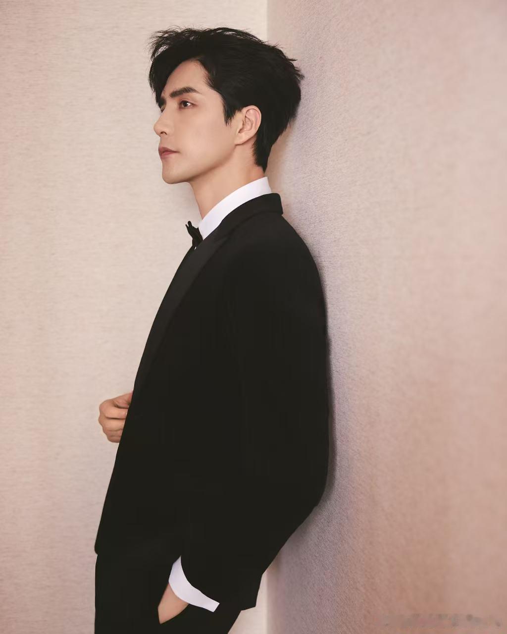 现身大理活动，一身造型质感满满，剪裁得体衬托出他的笔挺身姿。整体状态极佳，从容自