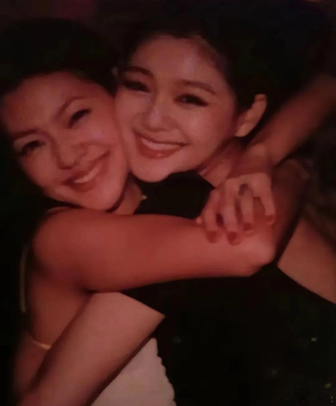 小S采访提及大S哽咽真正的姐妹情是发自内心的，是想起就忍不住的悲伤！ 