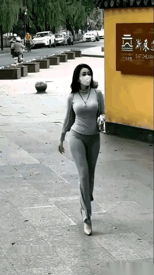 最逗的就是，总有人一边死死盯着人家的腰和腿看，一边从牙缝里挤出俩字：
不知羞耻。