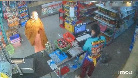 【泰国僧人因嗜酒而被逐出寺院】4月19日，据媒体报道，泰国一位僧人近日因嗜酒被曝