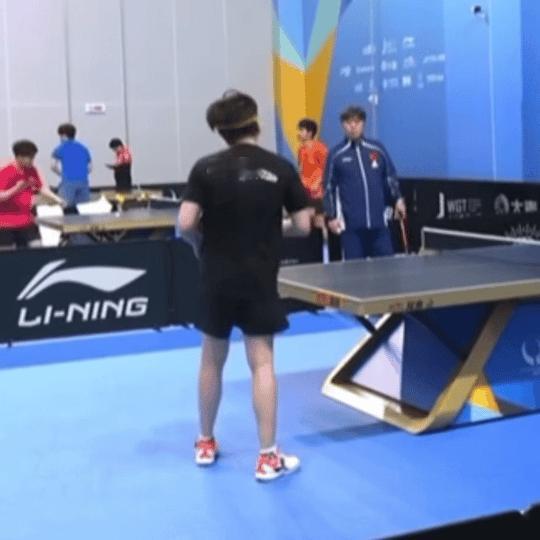 笑的我肚子痛这小孩 