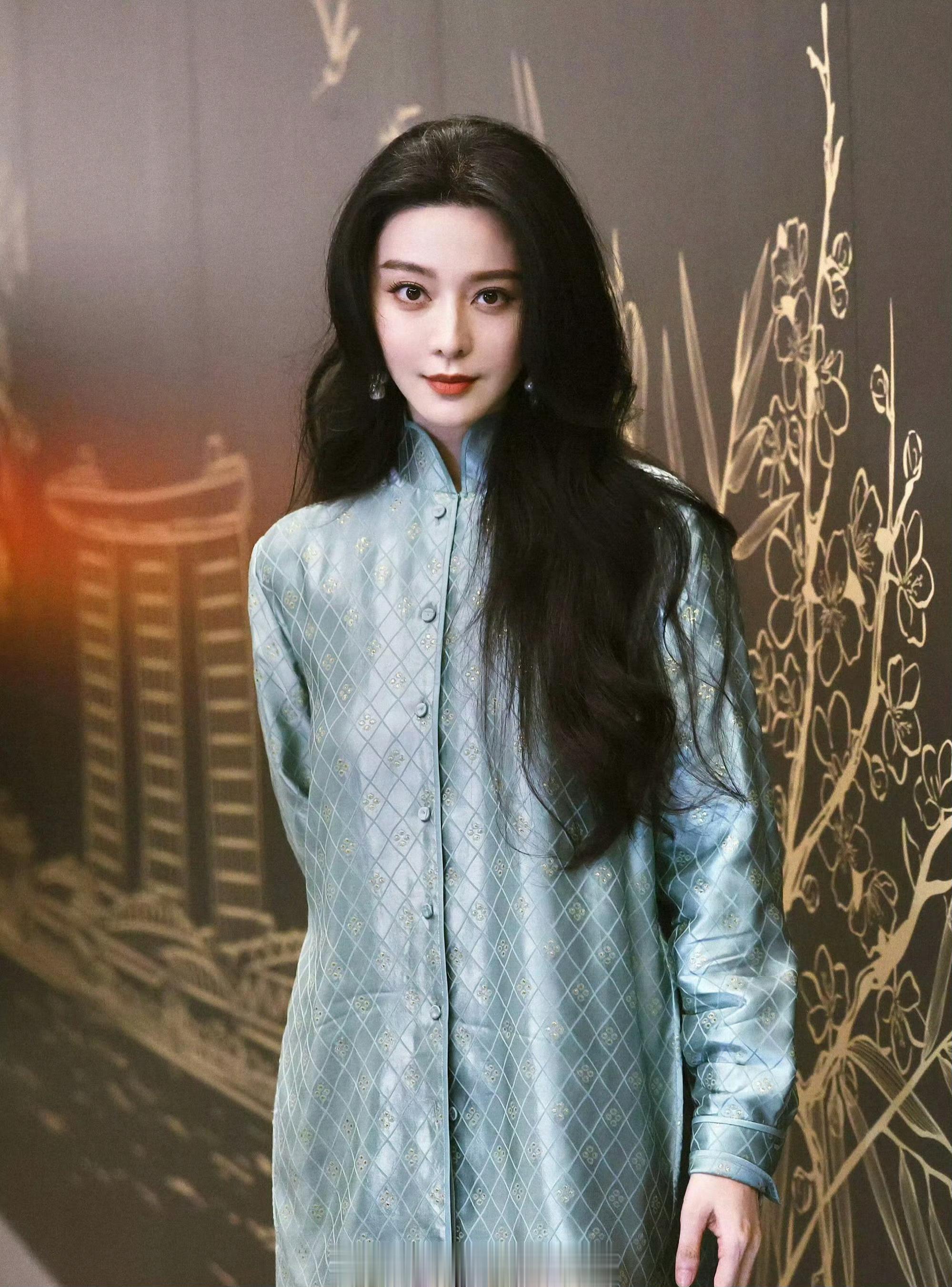 发量绝了，接发都没这么多啊…冰冰在新加坡电影节上带来的“一中一西”两套造型：M 