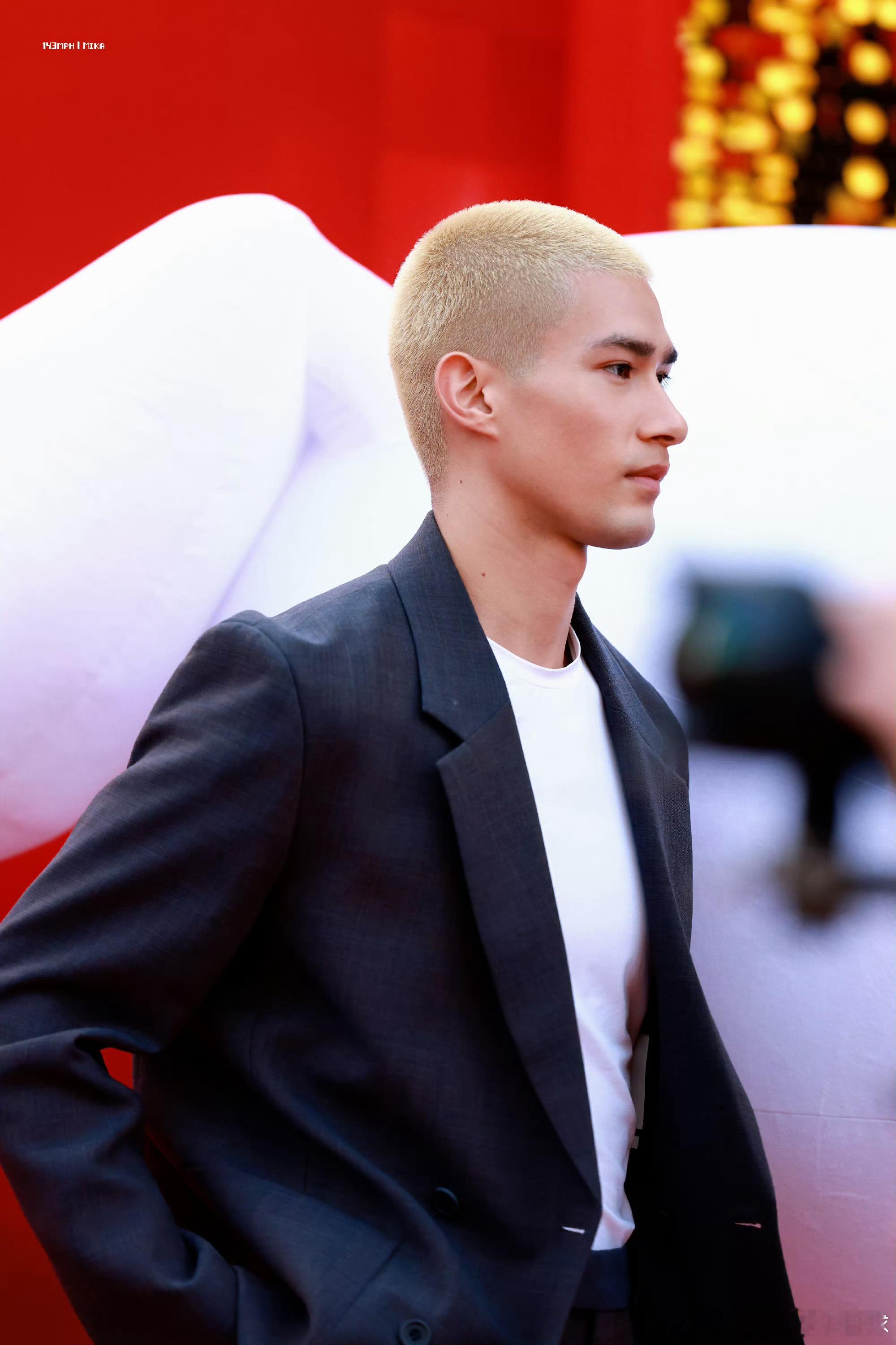 米卡看emoji猜中文孩子满脸写着：我是谁我在哪，手就没离开过头顶，感觉一轮游戏