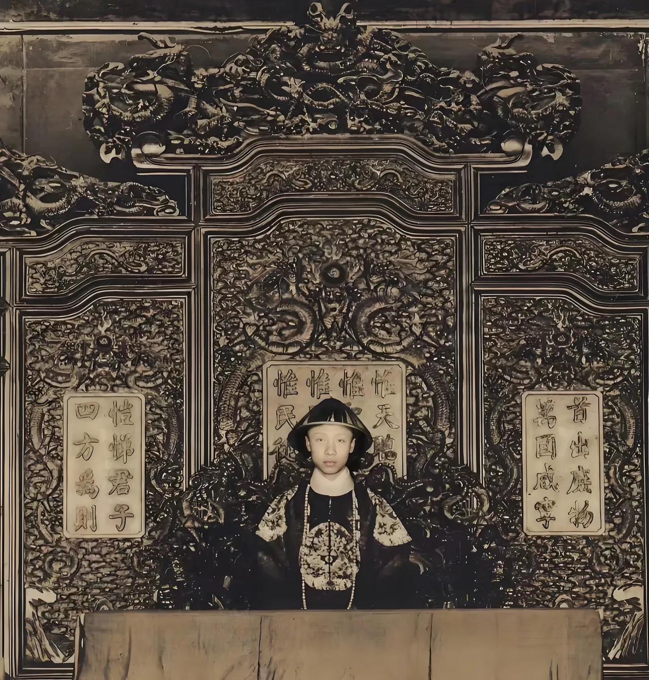 1917年，12岁的溥仪最后一次坐在紫禁城乾清宫宝座上的留影，虽然面容稚嫩，不过