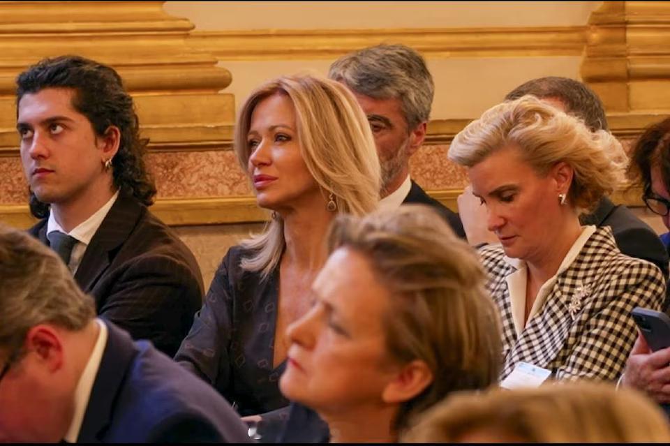 西班牙王室 4月11日，胡安·卡洛斯和自传《和解》的作者劳伦斯·德布雷在巴黎领取