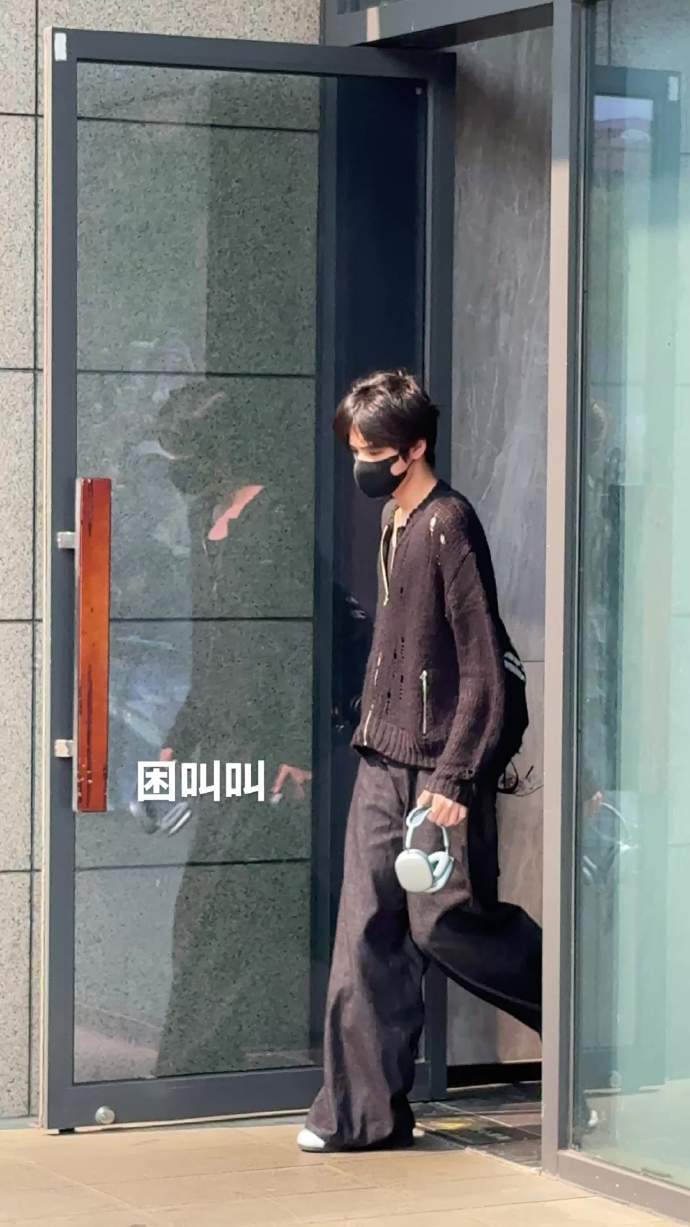 王橹杰黑色破洞针织衫好性感 王橹杰呆毛针织衫上班 王橹杰黑色破洞针织衫好性感，王