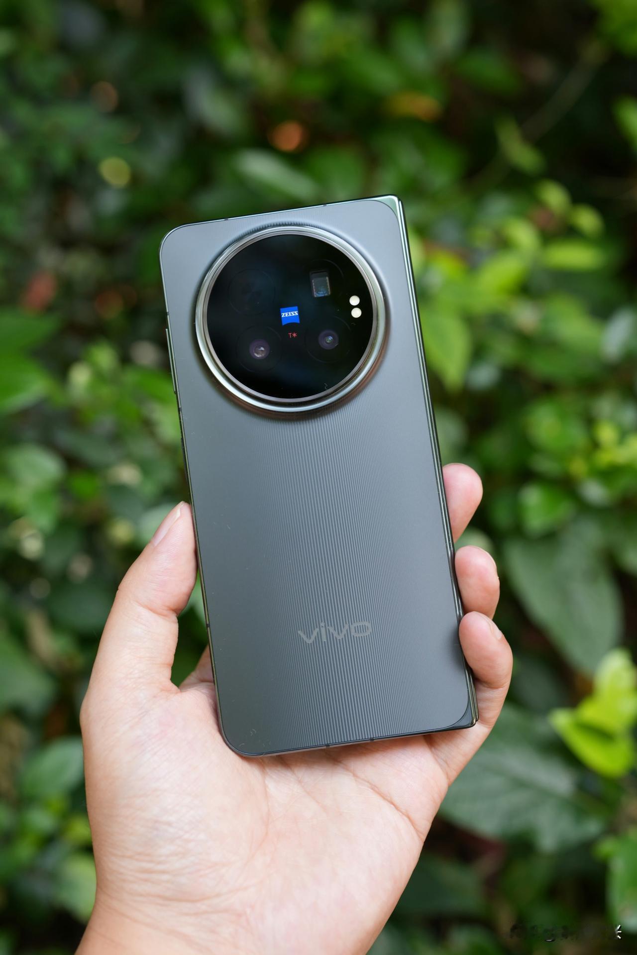 vivo XFold6的黑色竟然有纹理，类似瓦楞壳的纹理，这个好评啊，逻辑手感应