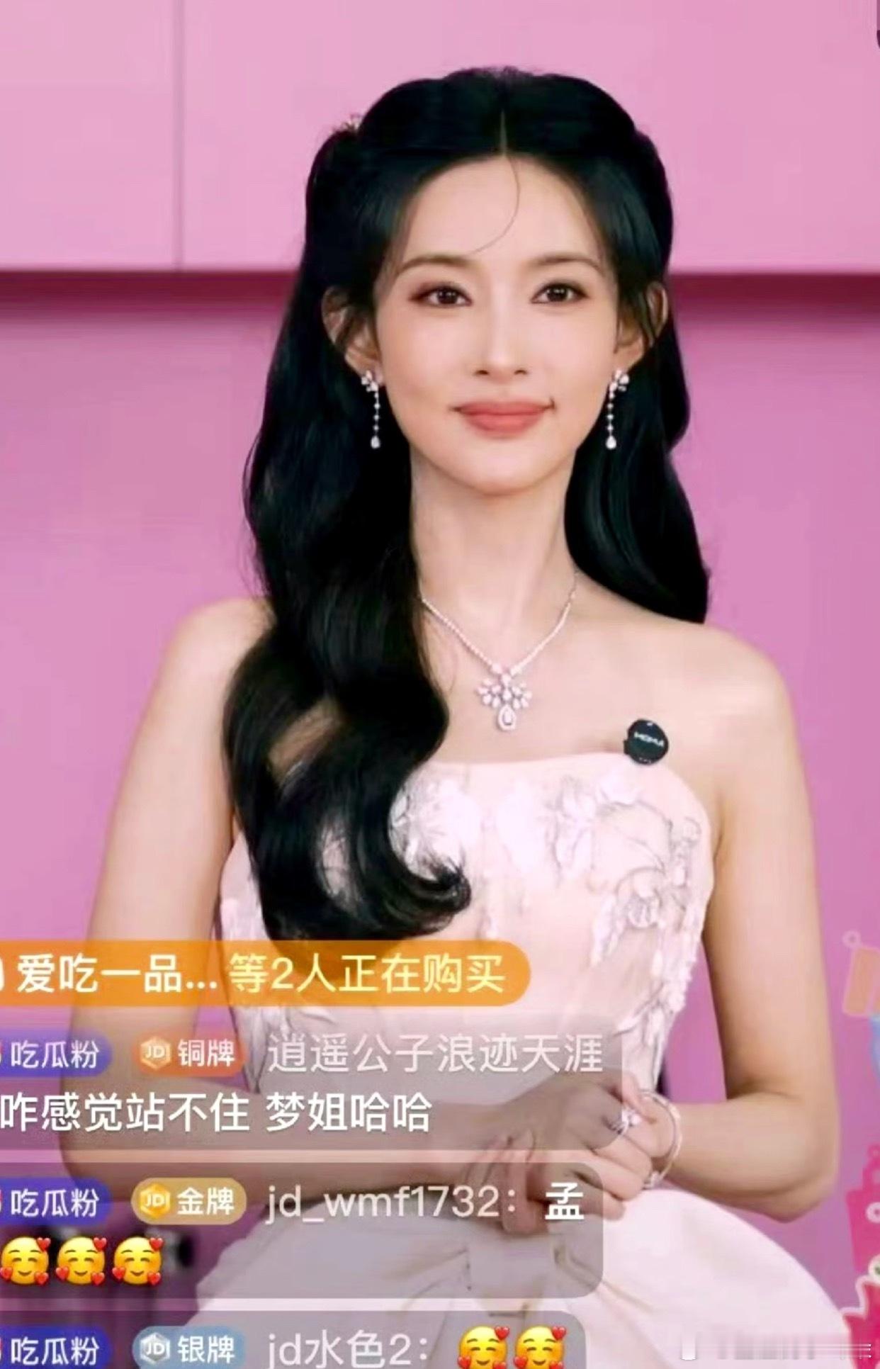 孟子义的新妆容怎么看起来脸肿肿的 