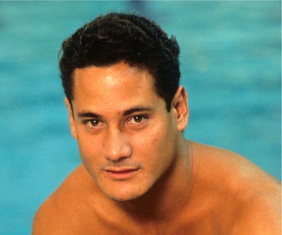 美国跳水传奇运动员 Greg Louganis（格雷格·洛加尼斯）拥有萨摩亚与瑞
