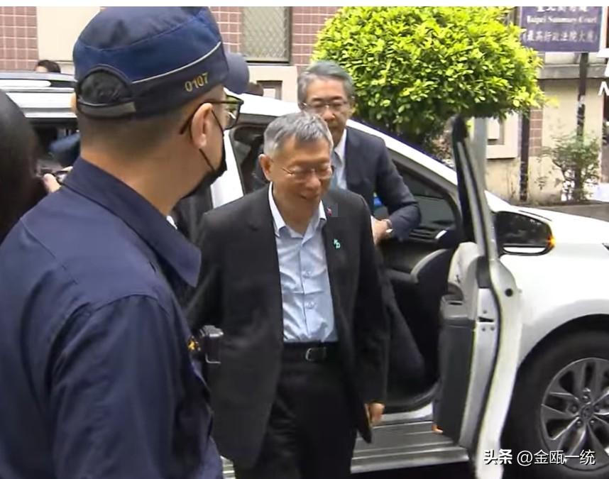 柯文哲面带微笑进入法院听判  

京华城案即将在今天（26日）下午14点半进行一