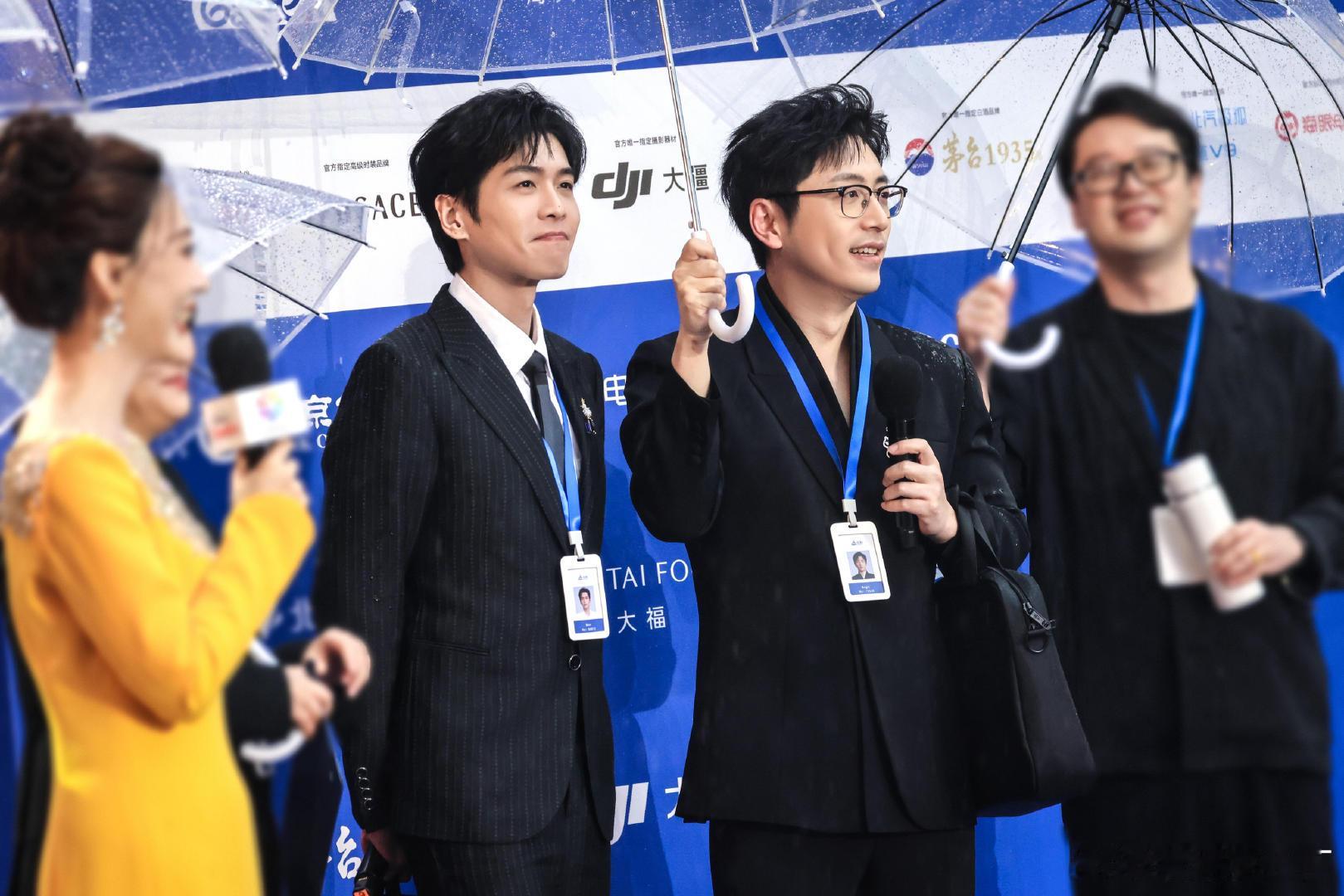 张若昀白客新片海报 张若昀白客新电影海报张若昀白客合体海报新鲜出炉，利落工装搭配